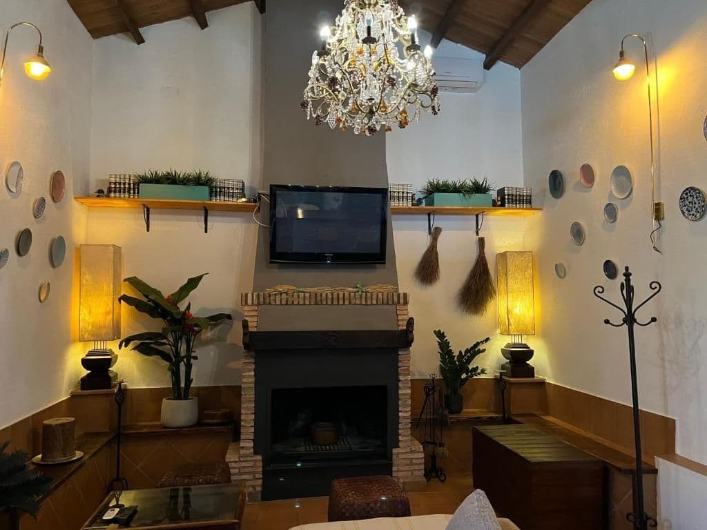 El Horno de Irueste — Salón con chimenea